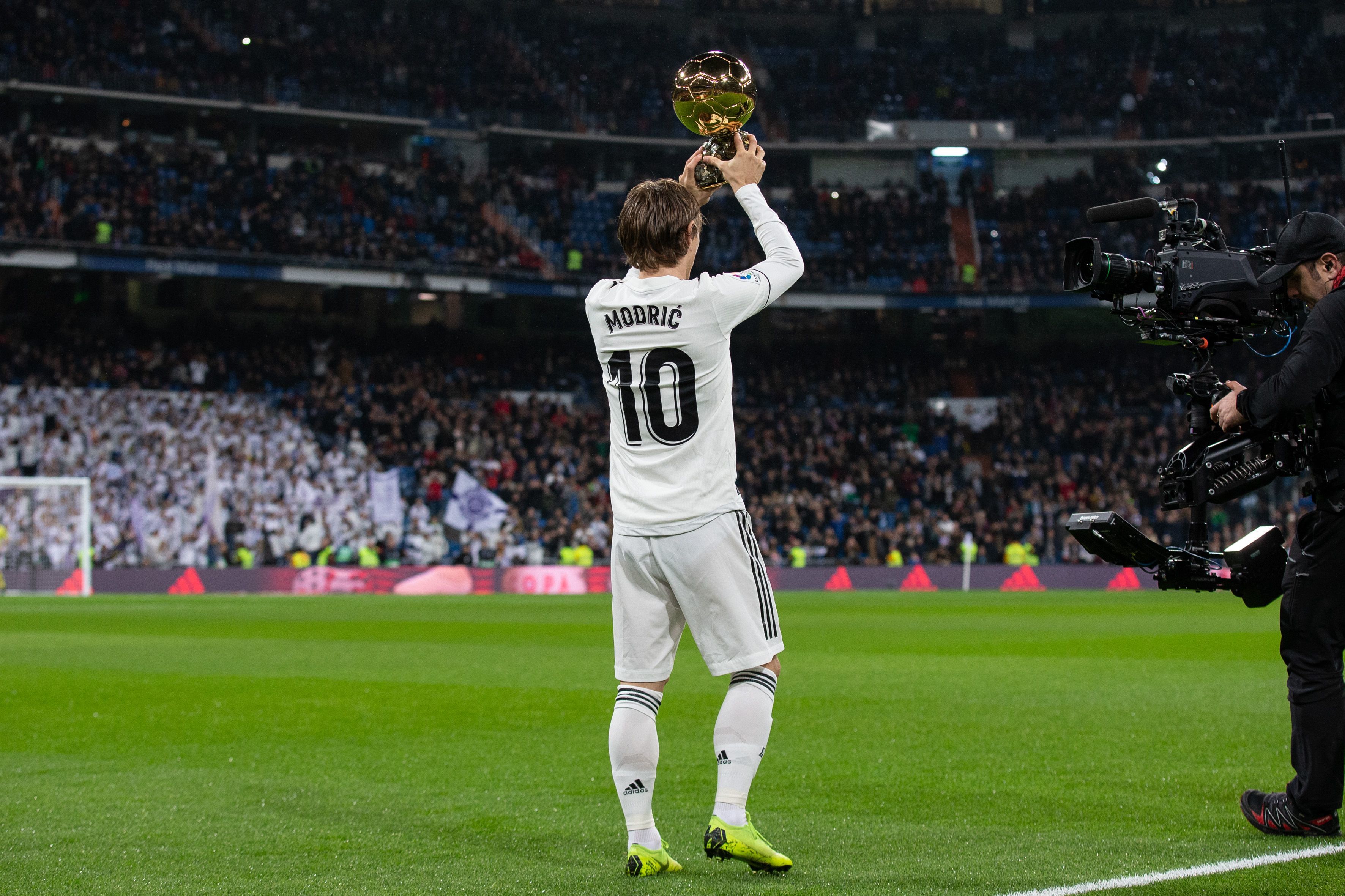 颜骏凌：赢下德比提升了我们的信心，球队每年的目标都是争冠