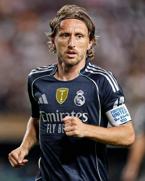 曼联客场不败创英超最长纪录，B费贡献2球1助攻，但防守漏洞明显，积分排名靠后。