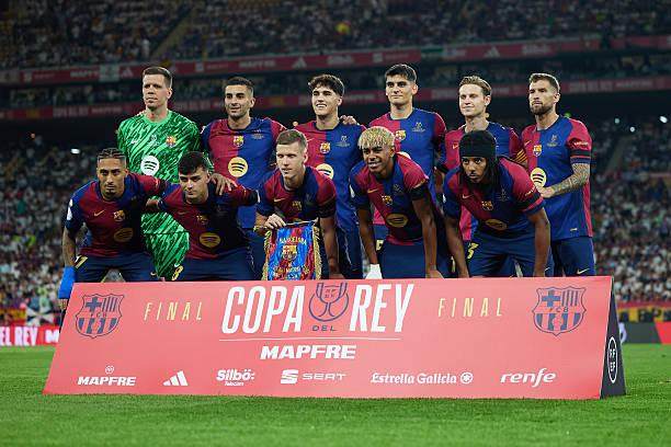 托马斯·弗兰克因指责球迷嘘门将引发争议，面临解雇风险，热刺战绩不佳，球迷矛盾加剧，球队正寻求替补教练。